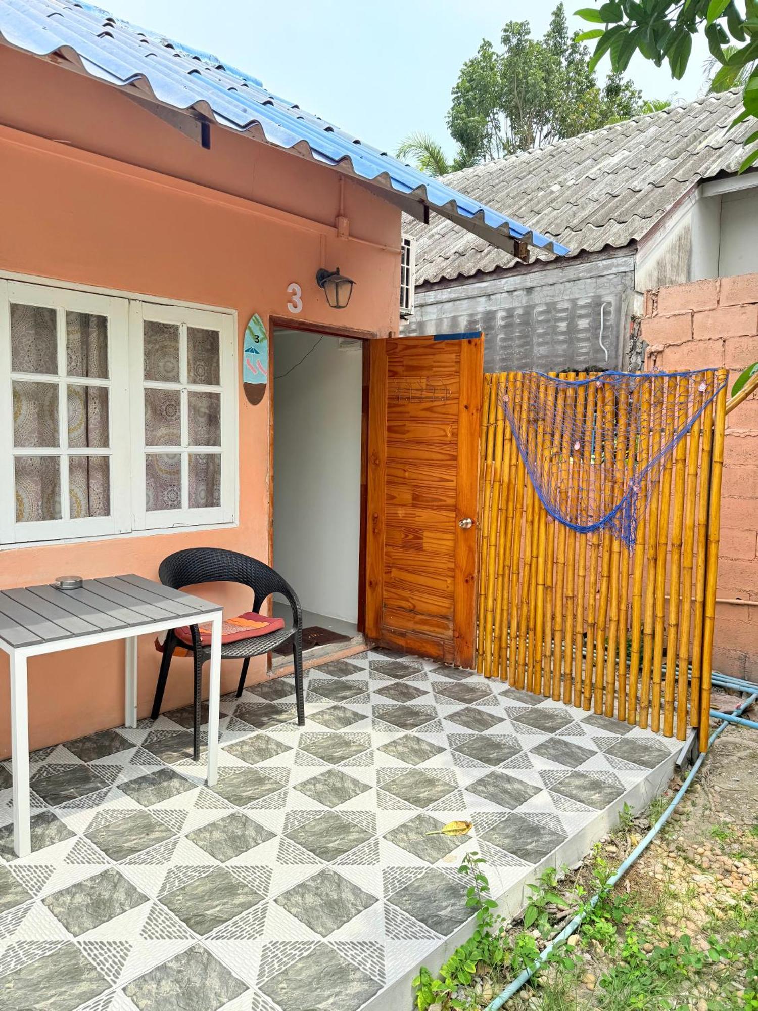 Harry'S Beach Club Ban Phe Exterior foto